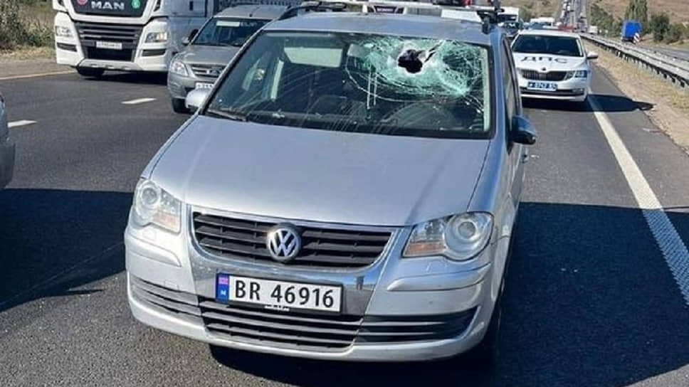 Фото: очевидца📷Экипаж Ми-8 снес линию электропередачи у федеральной трассы и разбил машину (на фото) с водителем