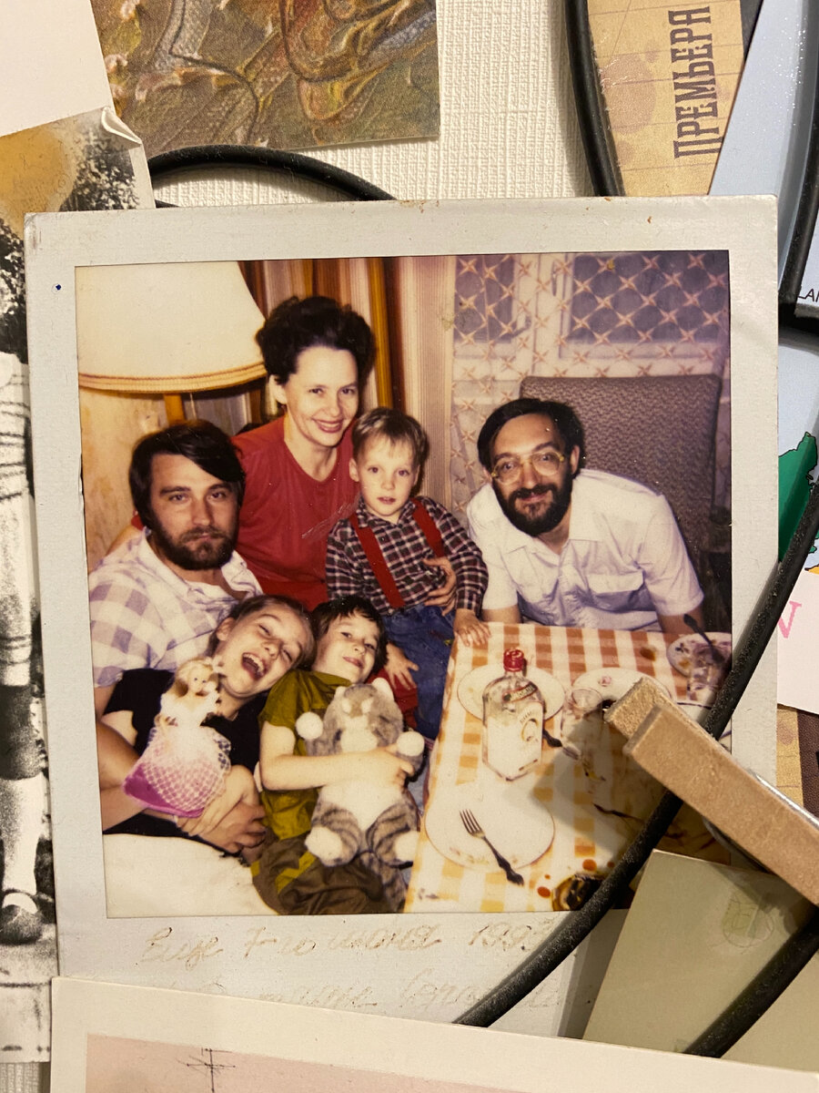 Фото автора. Тот самый 93-й. Я - с куклой. За мной - папа, мама с братом и друг родителей с сыном. Единственное фото, где есть вся наша семья того года, фотоаппарата не было, друзья родителей сфотографировали и подарили 