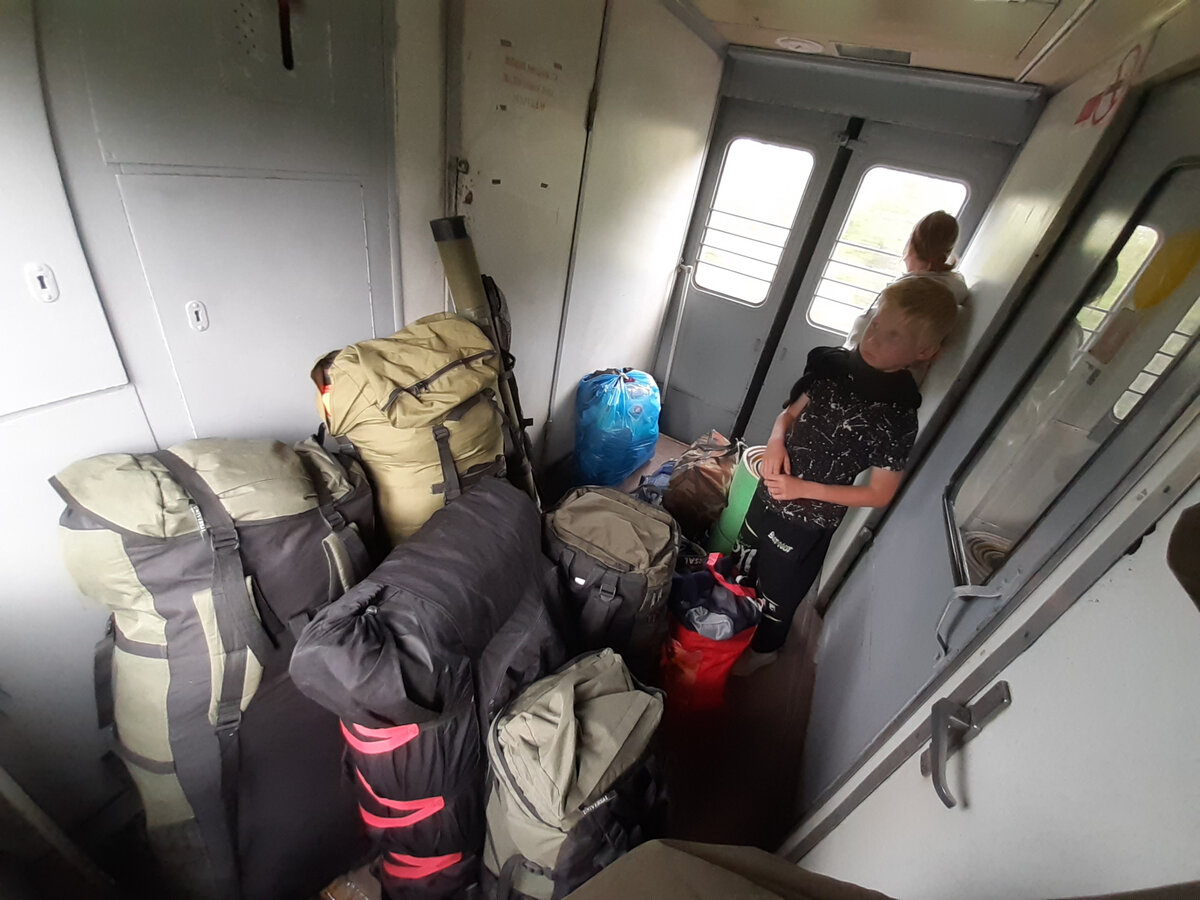 в тамбуре электрички