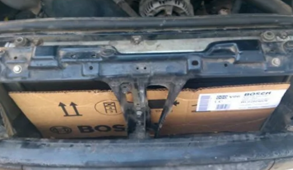 Закрытый радиатор картонкой. Шкода октавия а5 картонка на радиатор. Как вставить картонку в радиатор. Картонка на радиатор калина 2. Направляющая воздуха радиатора ниссан джук ф15.