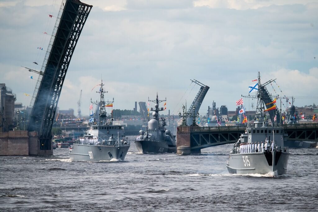 День вмф какие корабли. Военно-морской парад 2023 в Санкт-Петербурге. Парад день ВМФ 2023 В Санкт Петербурге. Музей ВМФ В Кронштадте. Парад кораблей ВМФ.