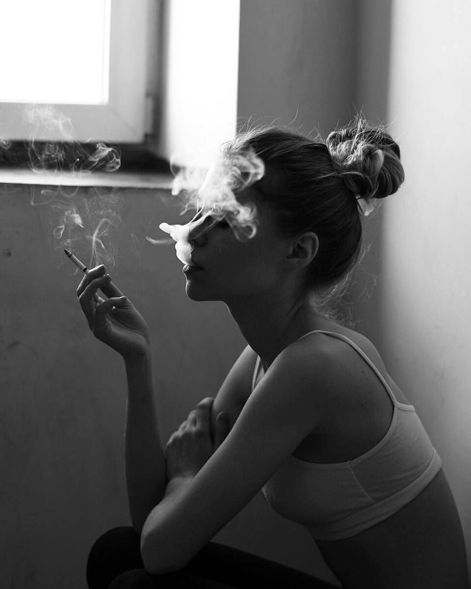 Девушка красиво курит сигарету видео
