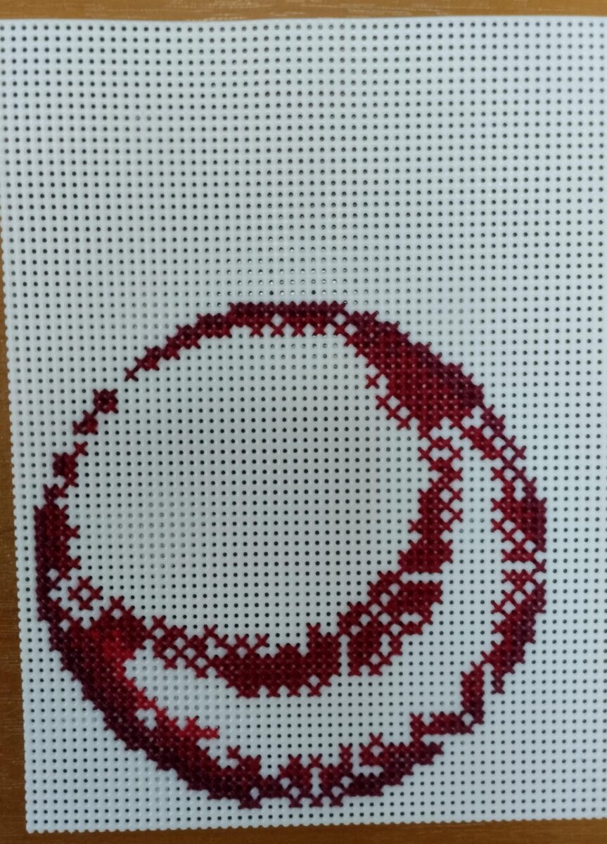 Вышивает Наталья