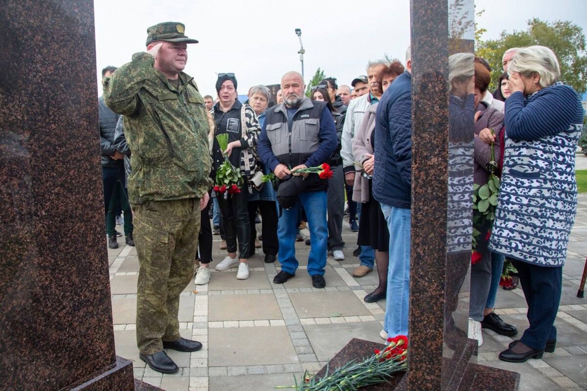 Горьковский белгородская область новости. Памятная мемориальная плита землякам погибших при защите.