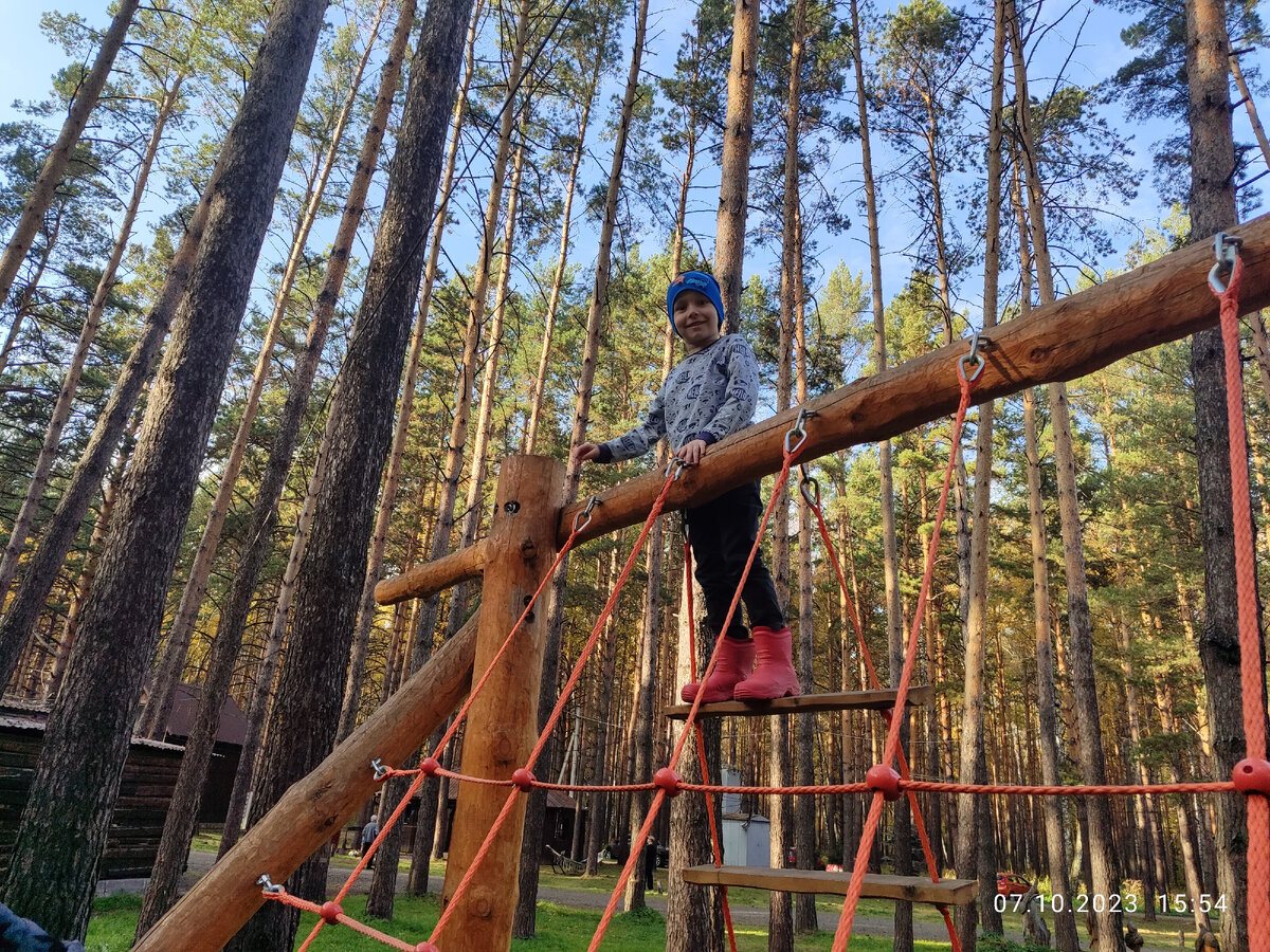 И ещё мне оттуда кричит: отойди, мама, ты на меня смотришь и мешаешь