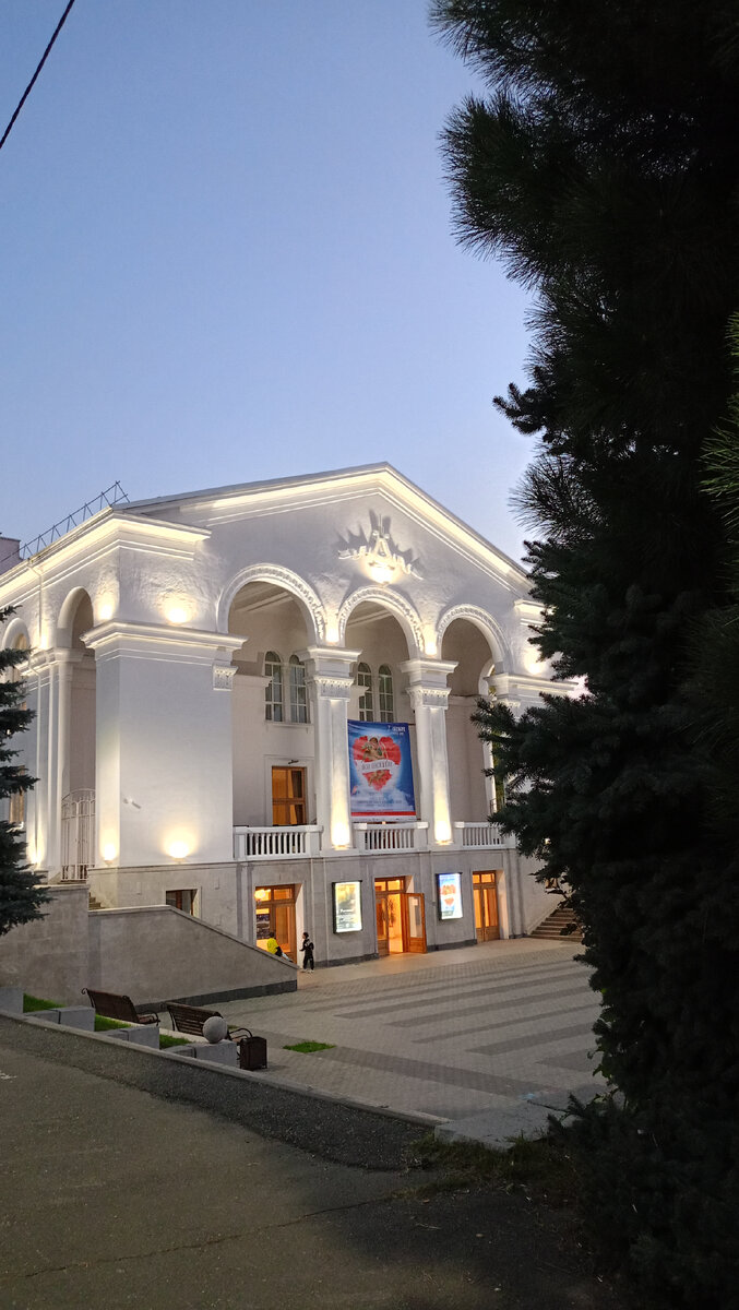 Очень симпатичное здание и снаружи и внутри. 