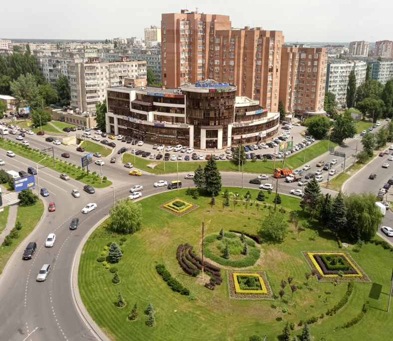 Вид на город с 10 этажа. Перекресток с круговым движением. Видовые квартиры в комплексе.