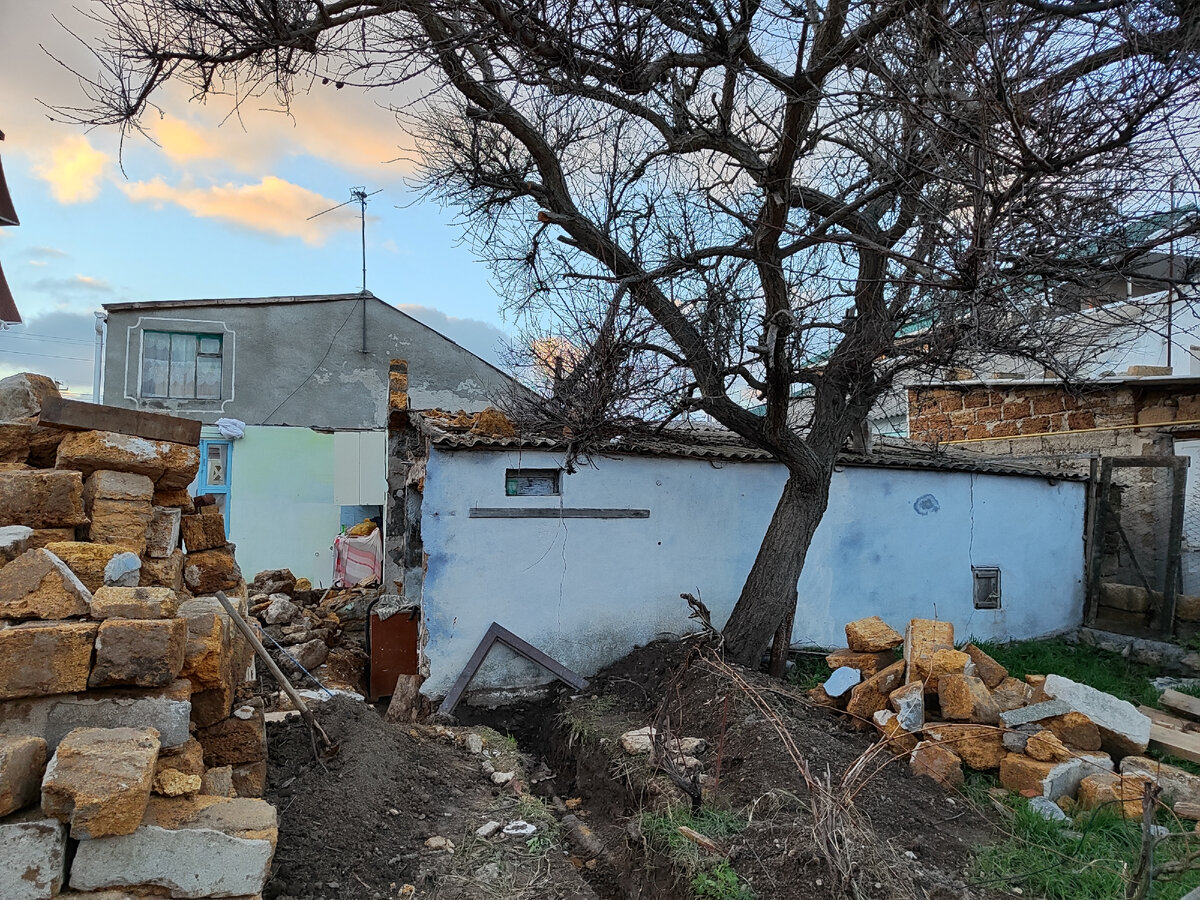 Уже пройденный этап стройки. Снос летнего дома слева, правее сарай, замена водопровода