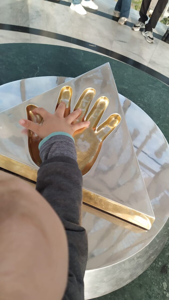 Рука Назарбаева