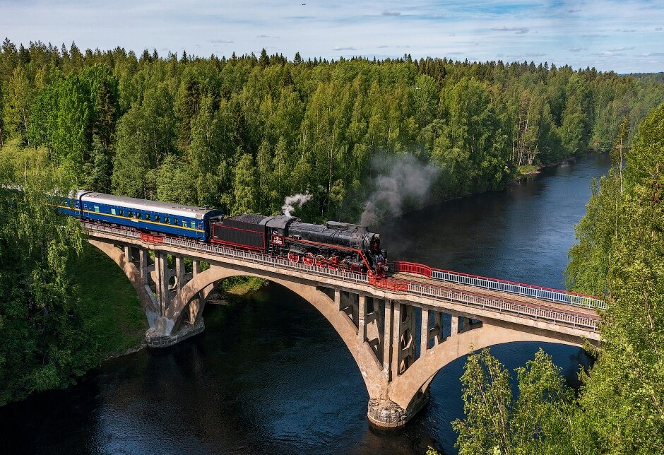 "Рускеальский экспресс" на мосту через Янисйоки. Фото из Интернета. 