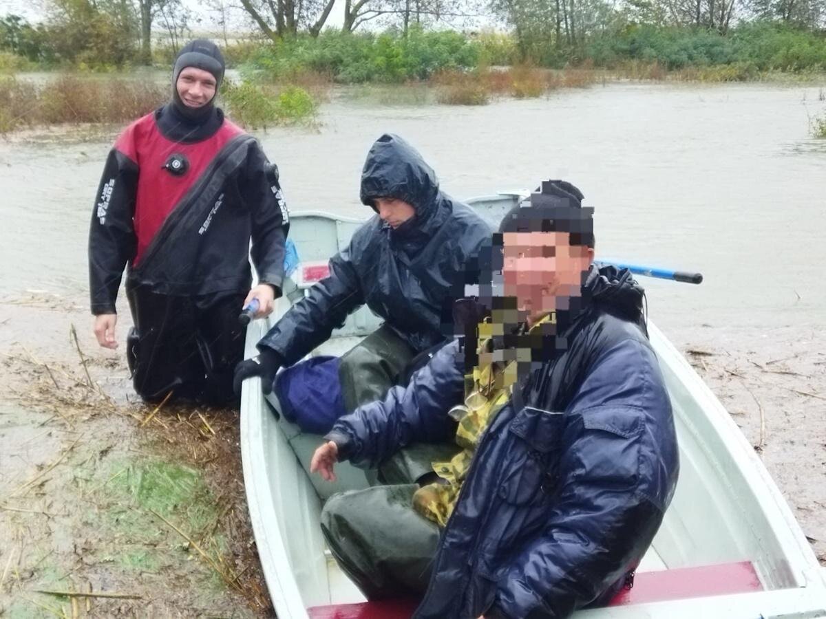 Рыбак из Ростова застрял на островке посреди реки в Азовском районе |  Donday.ru | Дзен