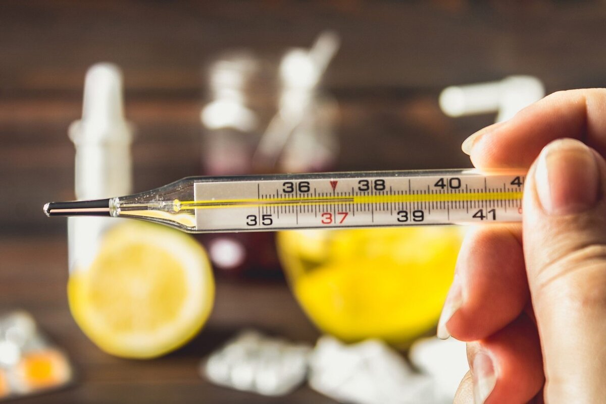 ПОЧЕМУ НЕЛЬЗЯ СБИВАТЬ ТЕМПЕРАТУРУ?
Сбивая температуру, Вы только увеличиваете время болезни. Температура повышается для того, чтобы снизить распространение вируса. При температуре рекомендовано хорошо согреваться, чтобы помочь своему организму. Вирусы ненавидят жару. 
Медовая вода, липовый чай с медом — это потогонные средства. 
Надо иметь в виду, что в первый час-два после принятия этих напитков, температура может еще повыситься в пределах градуса. С точки зрения организма это не плохо. Потом наступит фаза интенсивного потения, и температура упадет. И сделает это быстрее. 