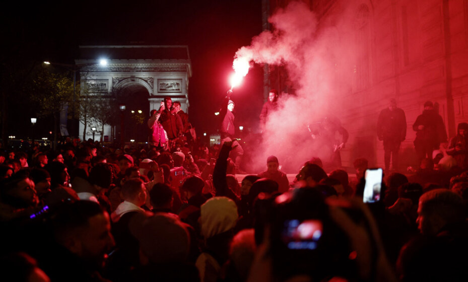    Марокканские фанаты устроили погромы в городах Европы после проигрыша их сборной французам. Фото: Reuters