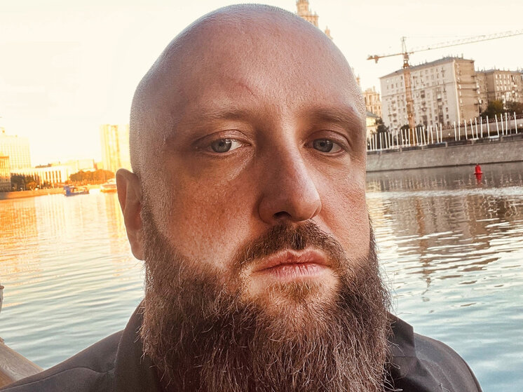 Как выяснил “МК”, отец погибшего вечером в понедельник разговаривал с Владимиром по телефону. Музыкант рассказал, что на улице у него был конфликт с неизвестными и его сильно избили. Отец посоветовал вызвать скорую помощь, на что Владимир заявил, что все не так страшно. Во вторник экс-клавишник перестал выходить на связь, а в четверг родители приехали в квартиру к сыну и обнаружили бездыханное тело Владимира.