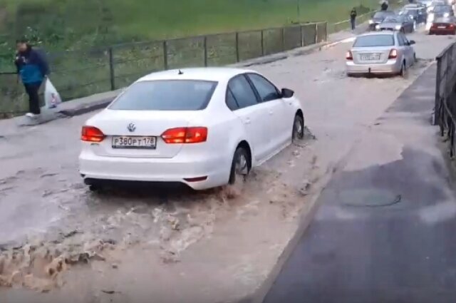    В Петербурге удалось избежать серьёзных подтоплений, но неприятности возникли у водителей из других населённых пунктов Ленобласти. Фото: «ДТП и ЧП | Санкт-Петербург»