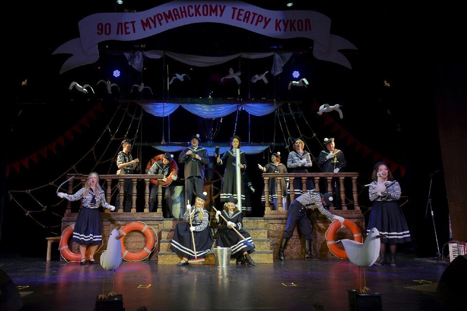    В честь праздника работникам театра вручили высокие награды и сертификаты на приобретение техники. Фото: минкультуры Мурманской области