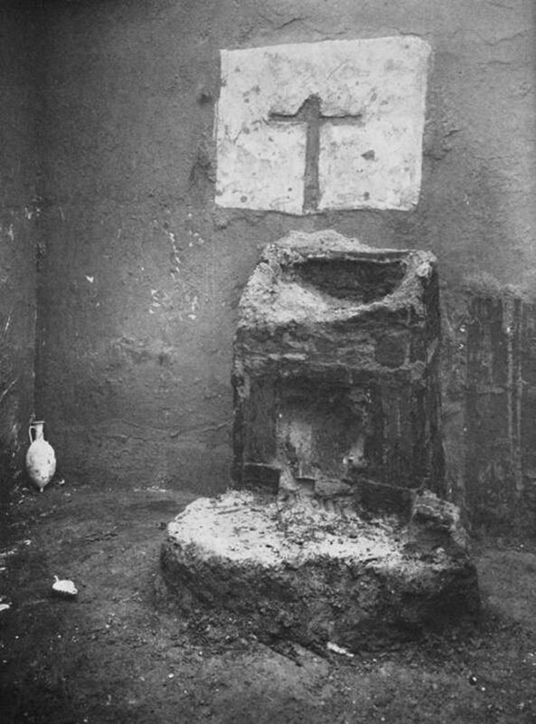 Молельня с алтарём в Геркулануме, 79-ый год. Крест был вырван предположительно в 64 году во время гонений Нерона.