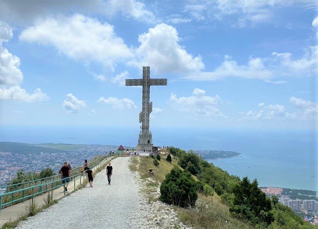 Поклонный крест в Геленджике на Маркотхском хребте.