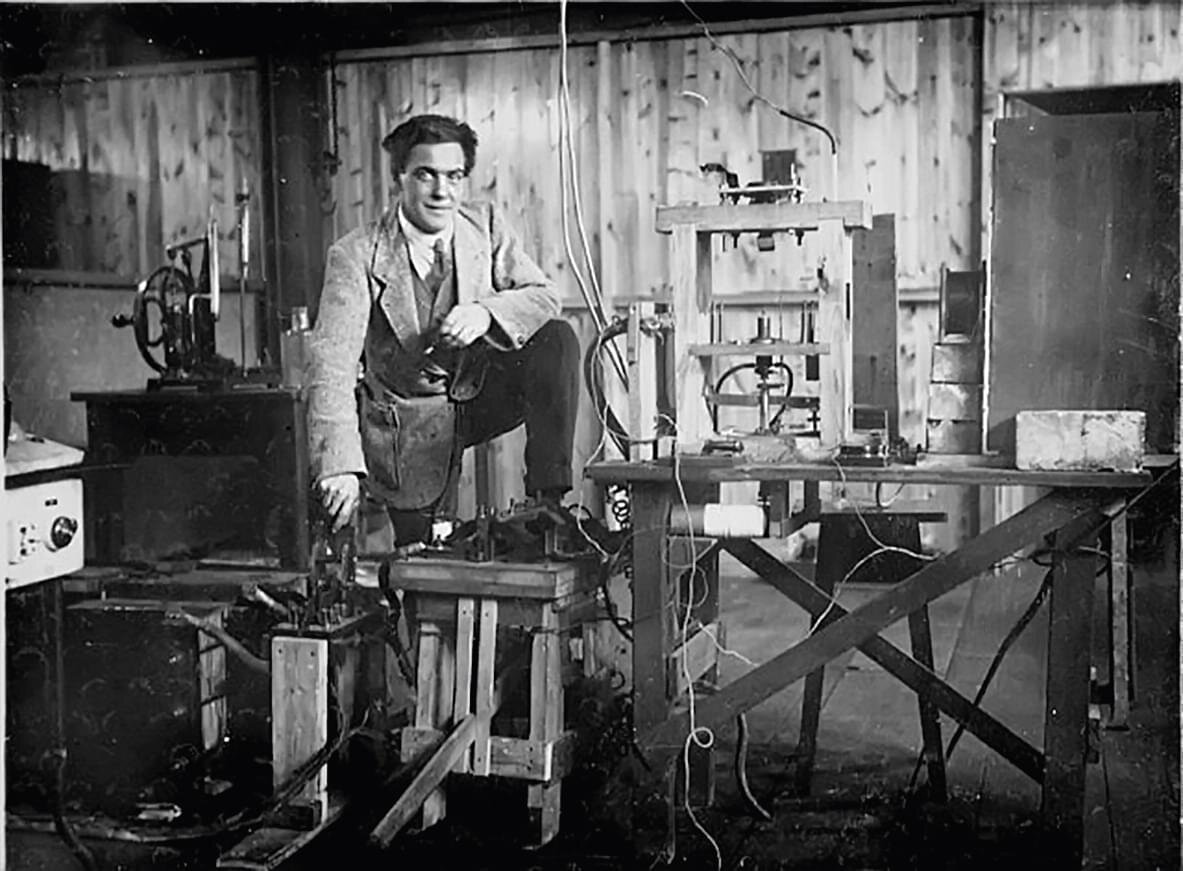 Пётр Капица в лаборатории