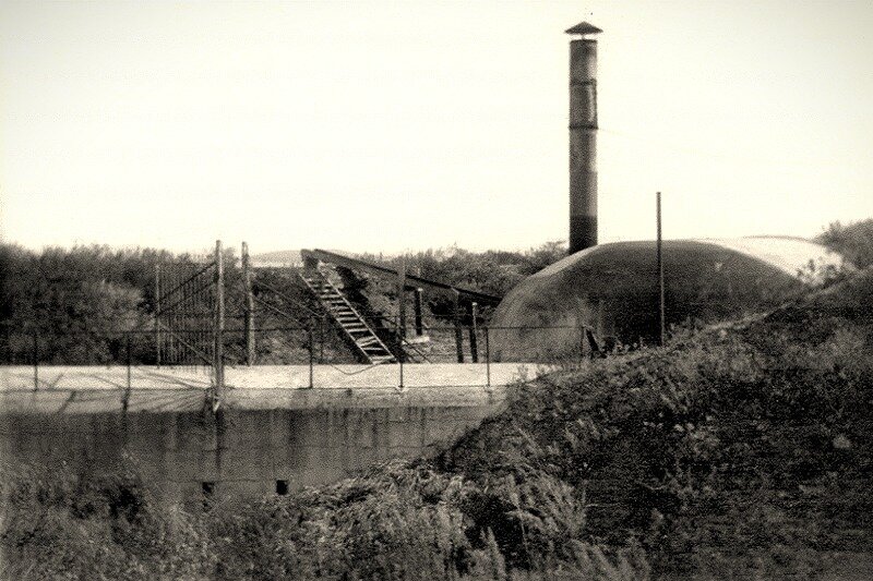 Фото из архивов 1920 г. журнала "Forteca", на котором за горжевым капониром-мостом виден выступающий каземат артезианской скважины.