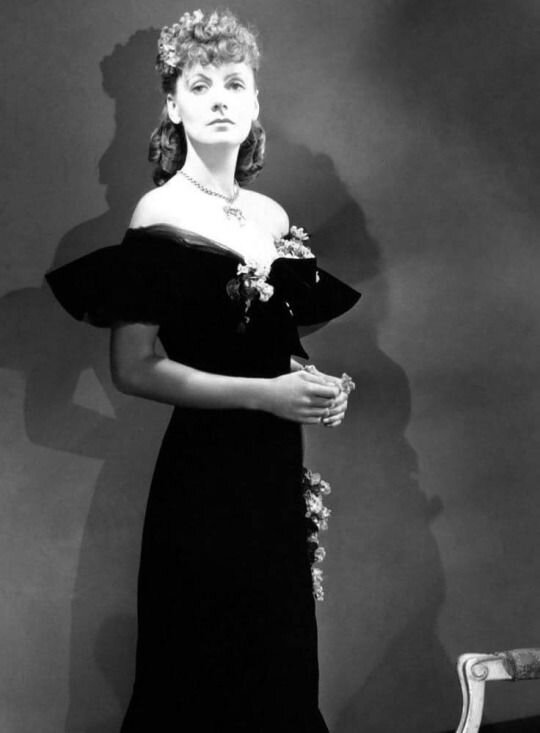 Платье с бала, типа анютины глазки, как в романе.