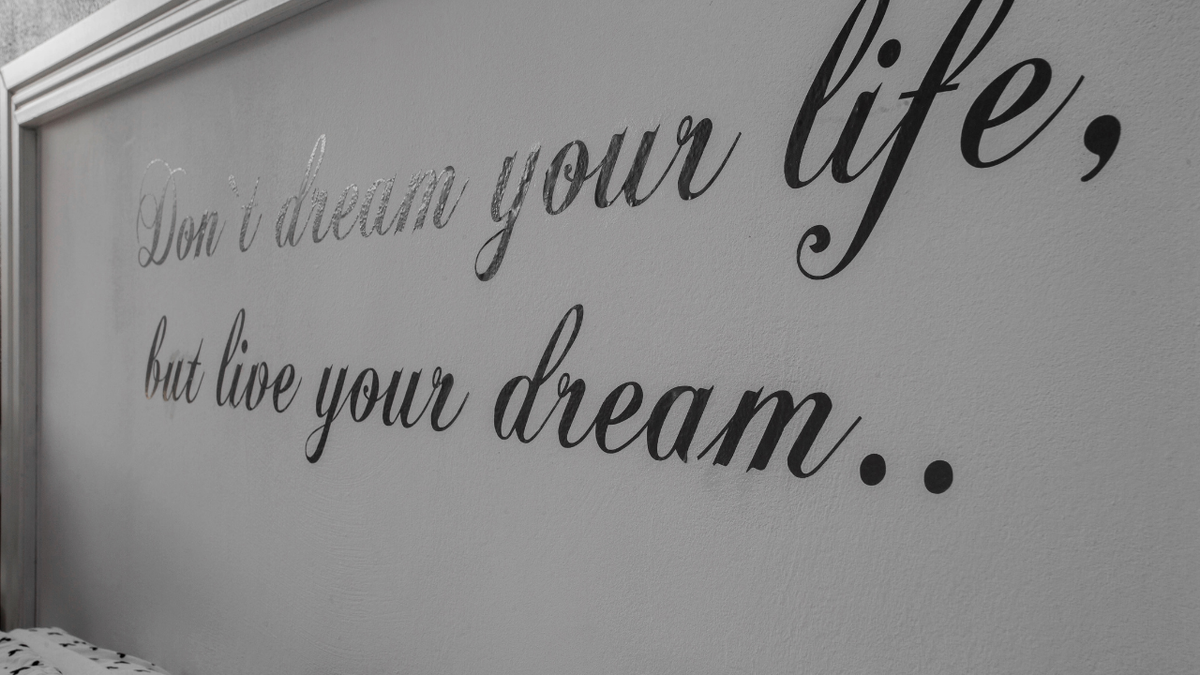 Life is but a dream. Мотивирующий текст на стене фото. Text on the Walls. Text on the Wall at Home.