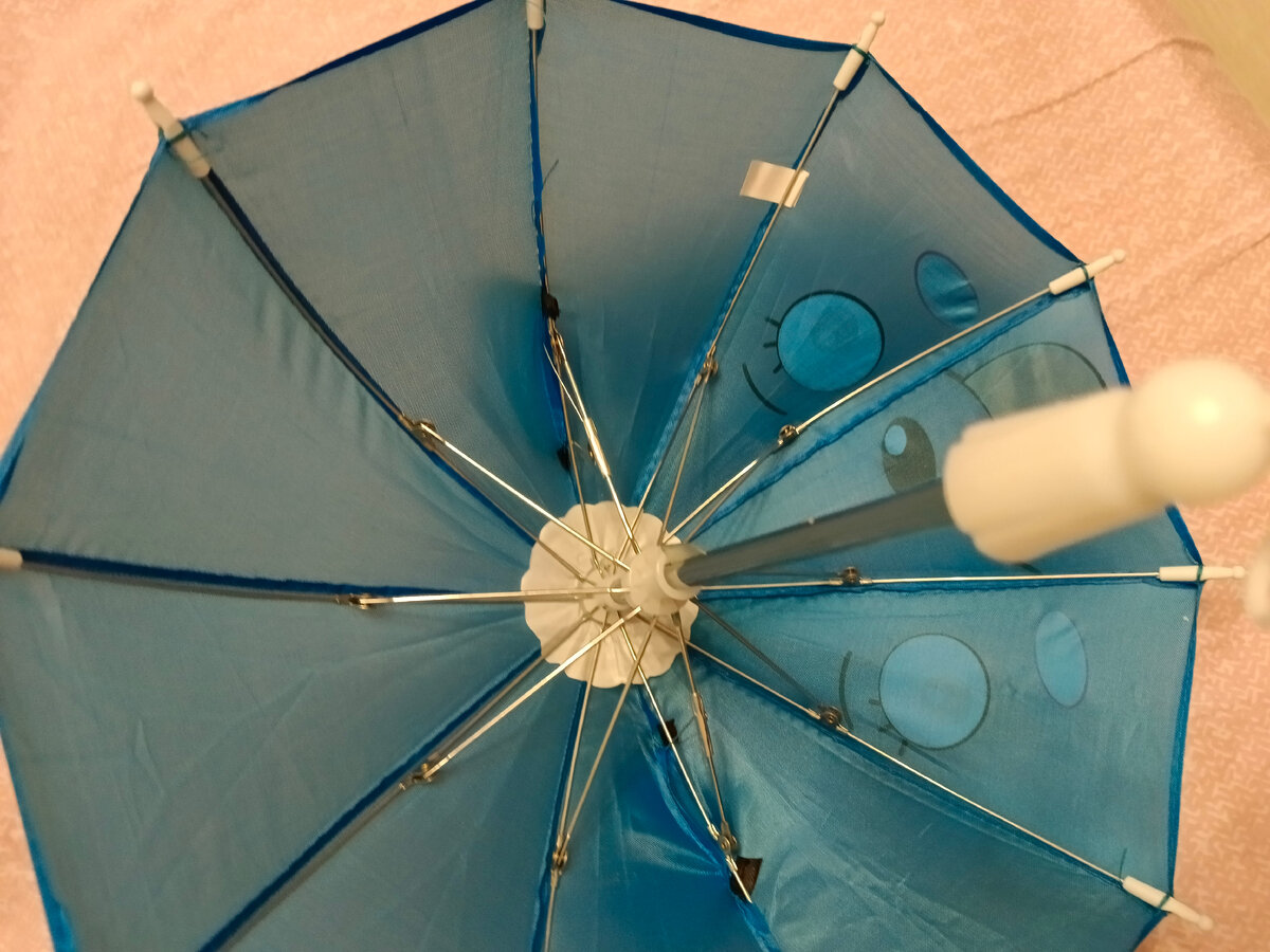 Вид с низу. Абсолютно нормальный зонт. Только маленький.