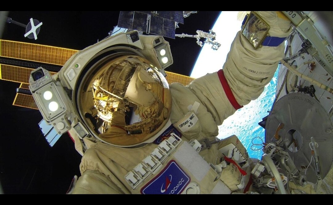 На МКС воздух почти как на Земле, в нём более 70% азота. Чтобы «вымыть» его из крови перед выходом за борт, космонавты около получаса дышат кислородом. Это называется десатурация. 