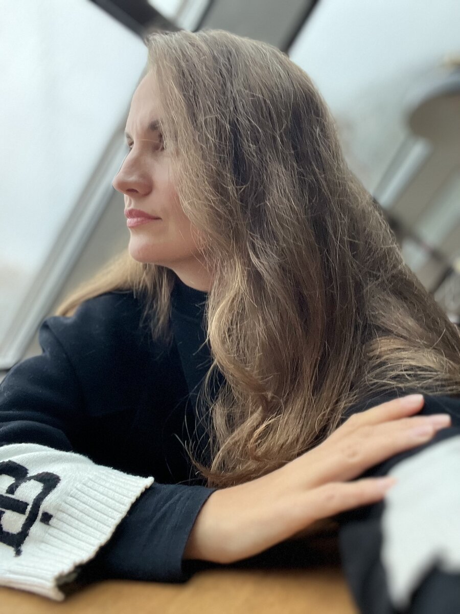 — Нас обманули, нас всех обманули. Мы умираем ни за что! 

— Что ты видишь ещё? - тихо спросила её я. В ходе регистрации ощущений на теле, моя клиентка резко провалилась в воспоминания, которые никак не похожи на ее жизнь.

Отступление от текста. 

Эта женщина пришла ко мне с тем, что ее муж попал под мобилизацию и видя, что он героически собирается выполнить свой долг, её тревога растёт с каждой секундой. Она измотанна мыслями и бессонницей.

Я никогда не писала о том, что использую инструменты регрессии, это не так популярно и распространенно в проф среде. Но иногда сложность проблемы с которой приходит ко мне клиент такая, что можно решить в частности этим методом.

Особенно сейчас, в это время, когда триггер «война» вскрыл коллективное бессознательное и записи в виде тревог, неврозов и панических атак. Многие не понимают причину своих поступков и способа мышления.

Как применяется данный метод в работе психолога? Здесь, как обычно, всё зависит от человека. От его психологических травм и убеждений. Обычно я работаю с воспоминаниями настоящей жизни методом обычной регрессии и эмоционально-образной терапии. Чётко, просто и эффективно.
Но зачастую человеку бывает страшно взглянуть на свою настоящую жизнь, он в принципе не может вспомнить тяжёлые моменты. Иногда в таких ситуациях, клиент самопроизвольно проваливается в воспоминания прошлой жизни. И что же с ним делать?  Говорить "Уйди оттуда, их не бывает! А с головой у тебя всё гораздо серьезнее!" 
Нет. В таких случаях, мы работаем с тем что есть. Есть прошлые жизни, работаем с прошлыми. Если человек психически здоровый и социально адаптированный, не вижу разницы, каким образом ему помогать. Главное - результат.
Поэтому работаем с прошлыми жизнями, предварительно снимаем там эмоциональный заряд психологических травм, осознаём созданные убеждения.
Например, если человек видит, как в 5 жизнях он поступал определенным образом и это плохо для него заканчивалось, то после сессии он говорит «Всё, хватит, я всё понял, в этой жизни я больше не буду так поступать!». После этого мы возвращаемся в воспоминания настоящей жизни и прорабатываем их.

Так вот, вернёмся к моей клиентке.

— Что ты ещё видишь? - ели слышно спросила я, так что бы не сбить ее фокус ощущений и внимания.

— Мне хочется одного: найти ее и малыша и рассказать им, что нас обманули. Они не должны думать о войне так, это все ложь. Они не должны верить в  День Победы, это не правда. Тут нет победы! — она сделала паузу и продолжила.

— Мы все лежим в темном, это сырой ров, рот и глаза забиты землей, во рту вкус метала от крови. Боже я чувствую этот вкус, — мгновенно на ее лице изменилась мимика, губы искривились, дыхание участилось. 

Она продолжила:

— Я хватаю руками землю и понимаю, что никогда больше не увижу их, тех, кого считал своей женой и сыном. — ещё одна пауза и слёзы покатились из глаз.

— Я мужчина, я была мужчиной, все что я хочу им объяснить - это не священная война, нас обманули.  Мы просто пушечное мясо. Это там, наверху что-то делят, а теперь, вот он с той стороны, а я с этой, мы лежим вместе и смотрим друг на друга и у нас нет никакой злости, а только сожаления и горькая правда. Нам нечего делить и теперь мы только делим один сырой ров. Мы смотрим друг на друга и сожалеем. Он тоже - я вижу это. Нас подставили.

— Зачем ты хочешь это объяснить? - спросила я осторожно.

— Если они будут думать о войне как о священной, с трепетом чтить День Победы, ставить мой портрет в рамку как героя — верить во все Это… однажды снова придёт война и они вновь будут обмануты… 

— Мне очень жаль…. Она сделала паузу, выдохнула и замерла. — я умер, как хорошо, тихо…  — шёпотом прозвучали слова.

Она ещё несколько минут побыла в тишине. Я ее попросила вернуться в момент сейчас в реальное время. Она открыла глаза, посмотрела на меня чистым взглядом, по которому мне было понятно, что она нашла 
 ответ на свою бессонницу. Ее тревога ушла, все тело расслабленно. 

Я молчала. В такие минуты важна пауза.

— Катя, что же мне делать? Как ему это объяснить? - мы посмотрели друг на друга, словно те двое в сырой канаве, которым нечего уже было делить и молчание затянулось.

— Я не знаю, Алиса, я просто тот кто может помочь увидеть тебе это...

Она поблагодарила, а я почувствовала, как все пространство стало как будто бы светлее! Тишина пронзила момент…

- Нас обманули! - продолжало звучать в моей голове…

#психологияпробуждения