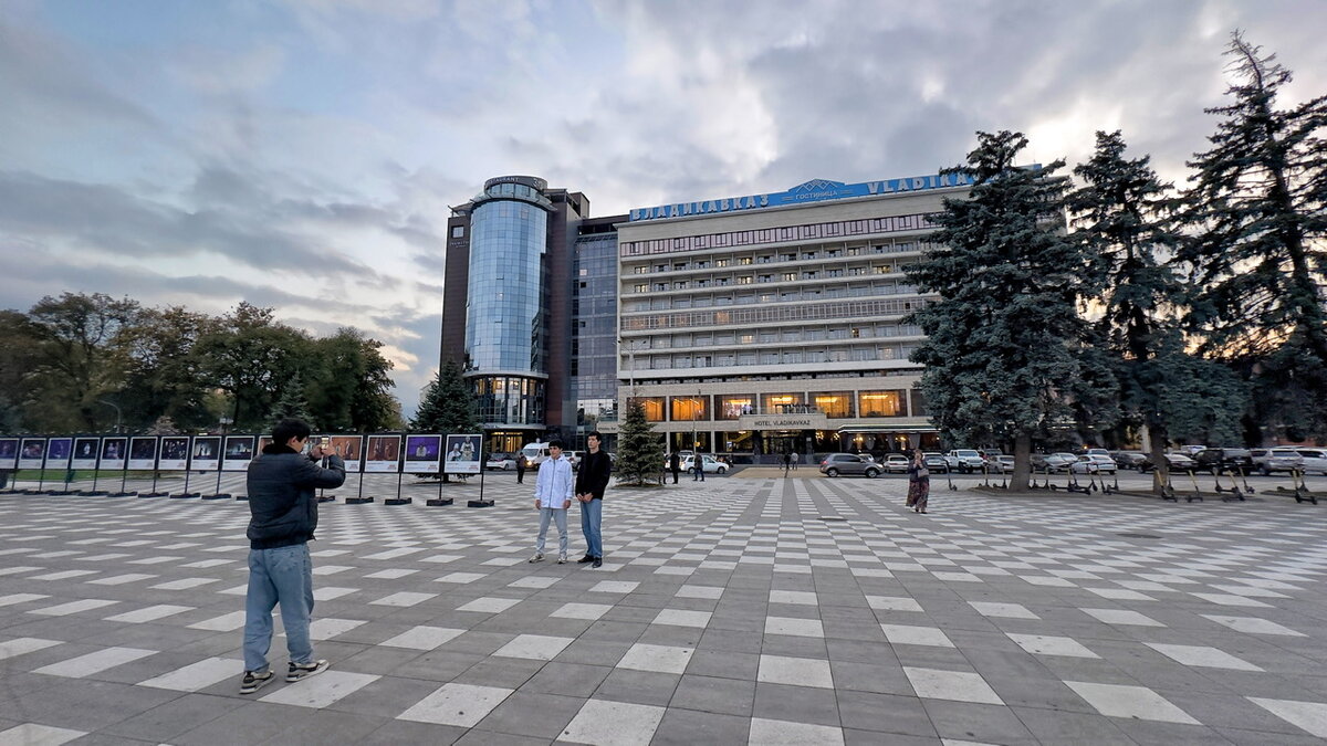 Парни спустились с гор фотографируются на фоне гостиницы 😀 Сначала не поняла, на каком языке они говорят. Показалось, что китайцы 