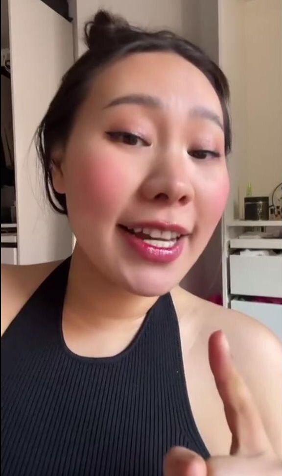 ЯН ГЭ ПРОИЗНОСИТ СВОЮ РЕЧЬ. СКРИНШОТ: ТЕЛЕГРАМ-КАНАЛ "ТЕЛЕКАНАЛ СТРАЗ".