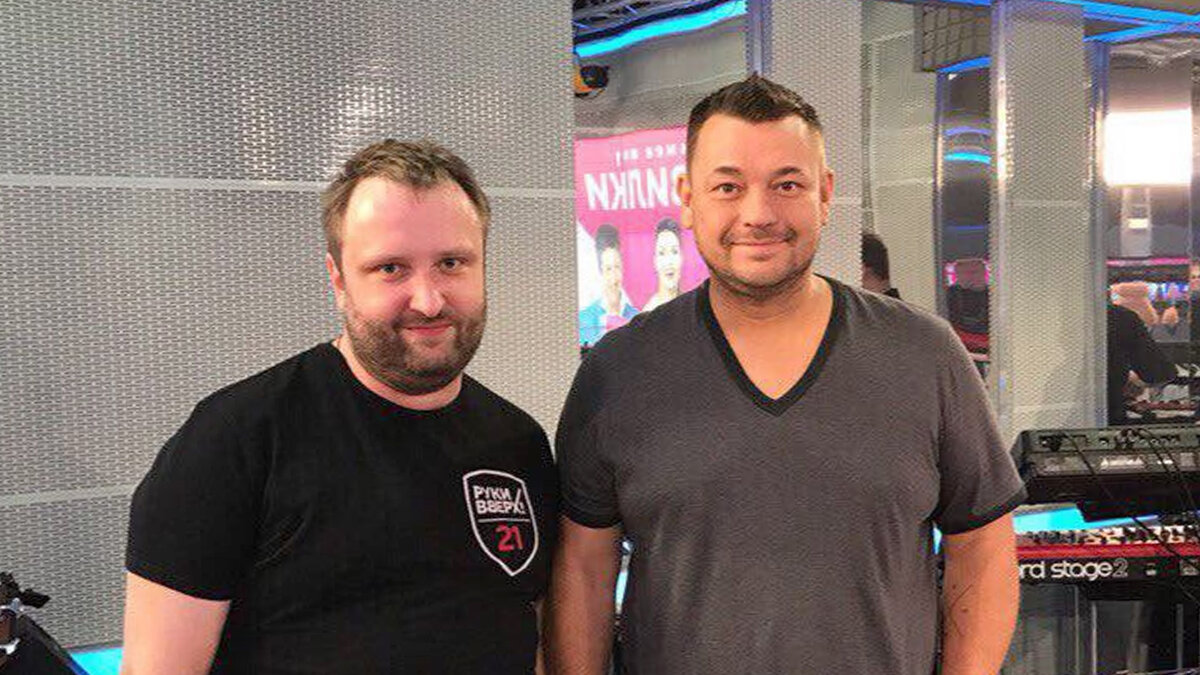 В Москве умер 36-летний предыдущий клавишник из группы "Руки Вверх" Владимир Капырин.  
Его нашли с пробитой головой, тело во  многих  физических уронах.

Однако показаний к  насильственной смерти  не обнаружено. 


"У нас все поражены и в трауре", - цитировал  потерю  коллеги солист "Руки Вверх" Сергей Жуков в интервью  с "Пятым каналом"

