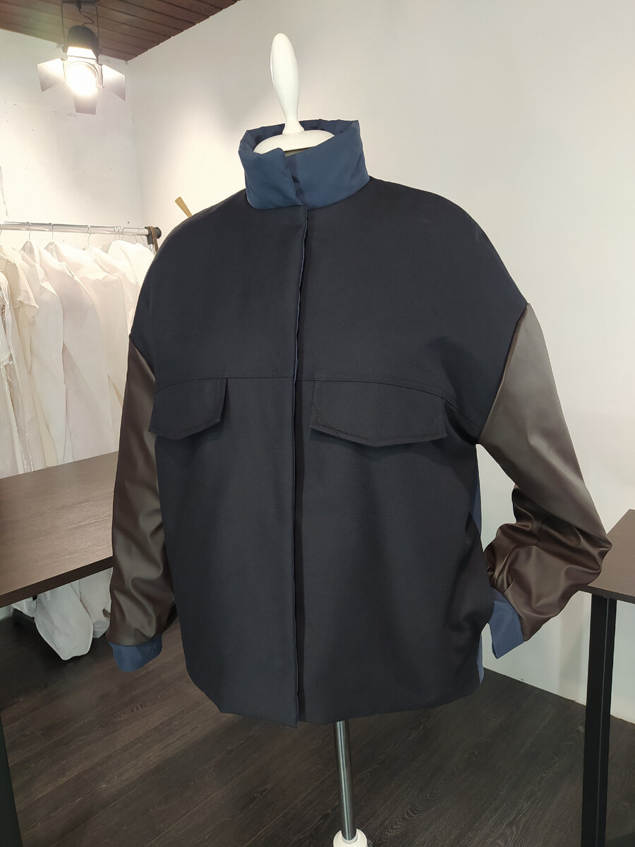 Куртка застёгивается на молнию и кнопки