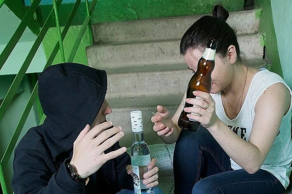 Бухую дочь. Алкоголизм молодежи. Пьющий подросток. Пьющая молодежь. Школьники с алкоголем.