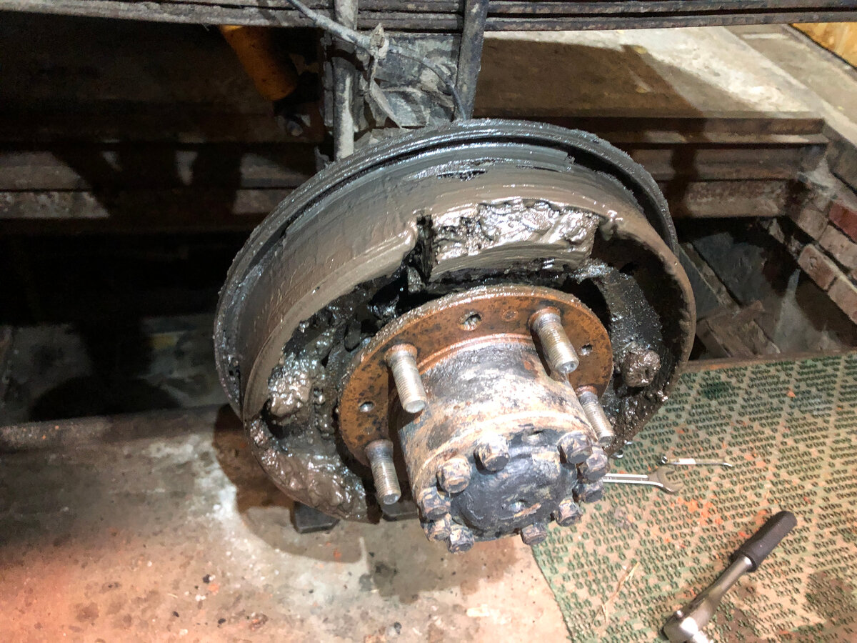 Смесь глины и тормозной жидкости.