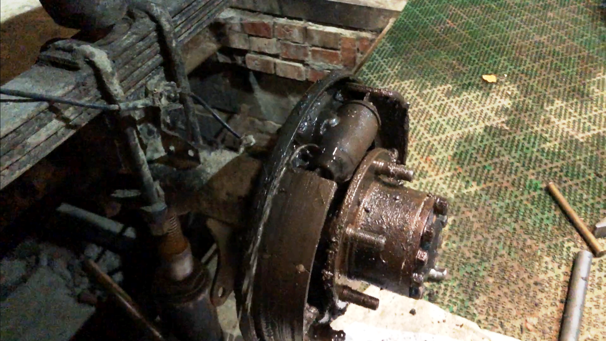 При нажатии на педаль тормоза, хорошая струя из под пыльника заднего тормозного цилиндра.