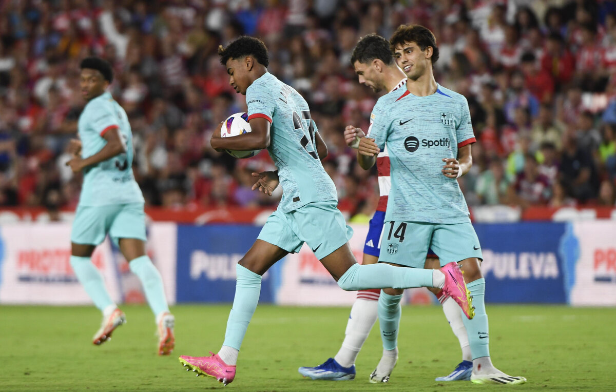    Нападающий "Барселоны" Ламин Ямаль (в центре)  EPA-EFE/miguel angel molina