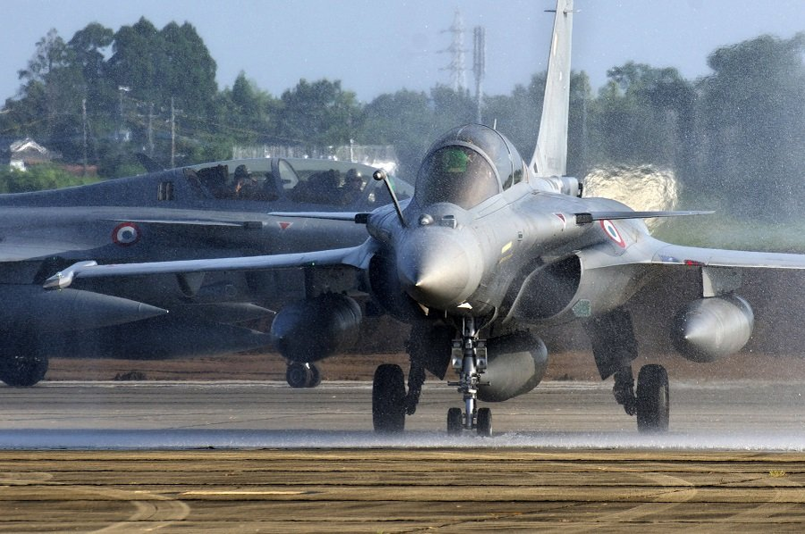 Два многоцелевых истребителя Dassault Rafale прибывают на аэродром для участия в учениях - Фото: IMAGO/Future Image/TASS