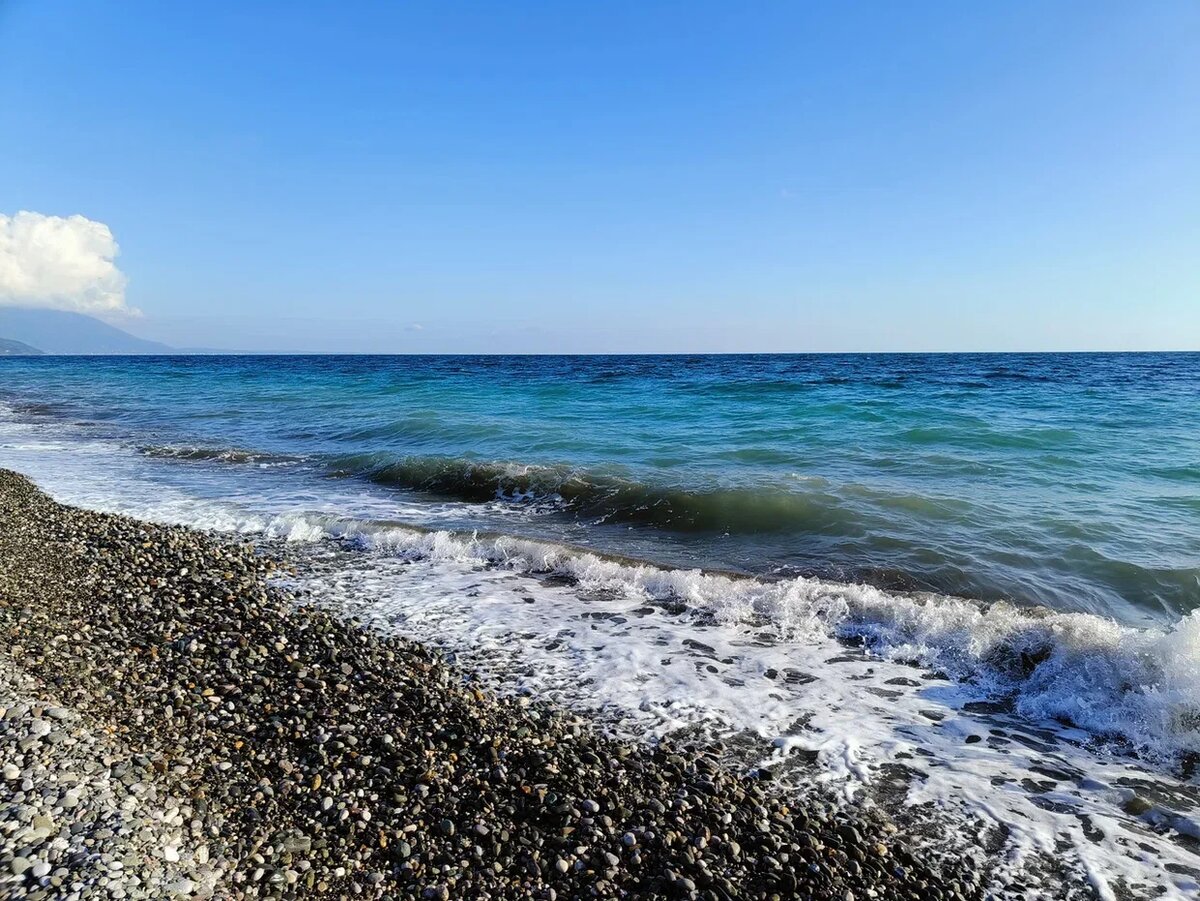 Пляж в Цандрипше. Абхазия. Фото Светы Давыдовой