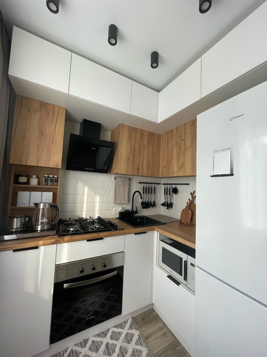 А вот что получилось в итоге. Белые и коричневые фасады — классика еще со времен Икеи, вряд ли мне когда-нибудь надоест это сочетание