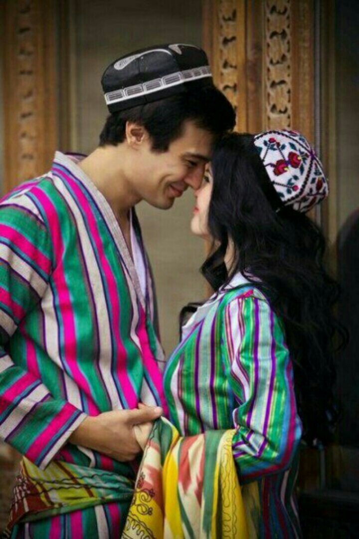 узбек в тюбетейке. парень на узбекском языке. таджики в узбекистане. приветствие узбеков. узбекский свадебный костюм.