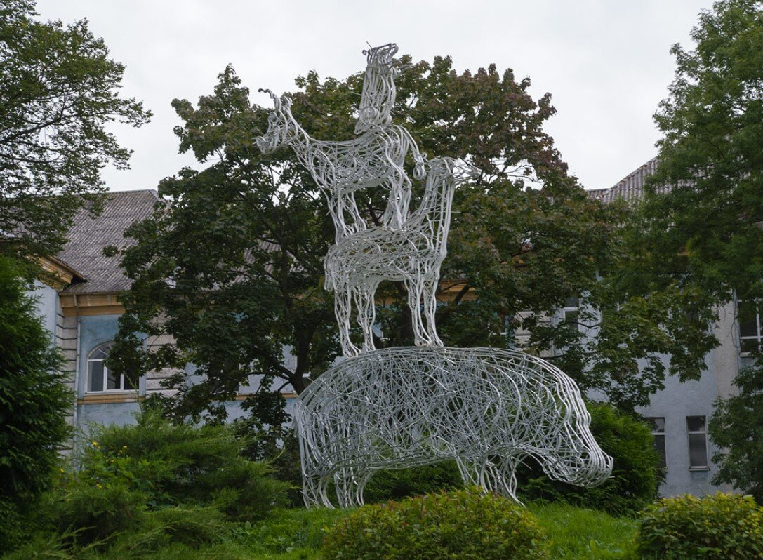 Реальный памятник "Последние выжившие" - стоит в Калининградском зоопарке в память о животных, погибших здесь во время Второй мировой войны после налетов на Кёнигсберг английской авиации. Именно эта проволочная скульптура вдохновила автора написать этот рассказ.