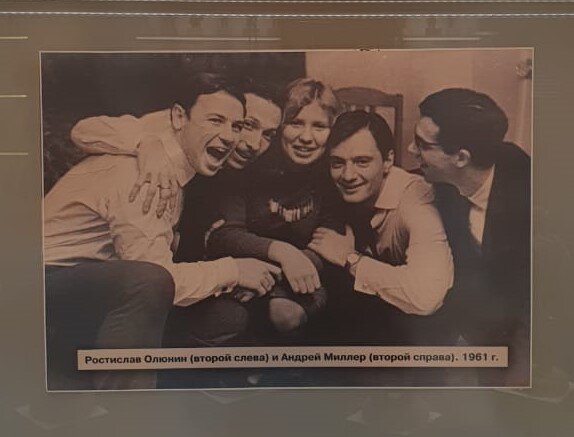 Ростислав Олюнин (второй слева) и Андрей Миллер (второй справа) в компании друзей. 1964