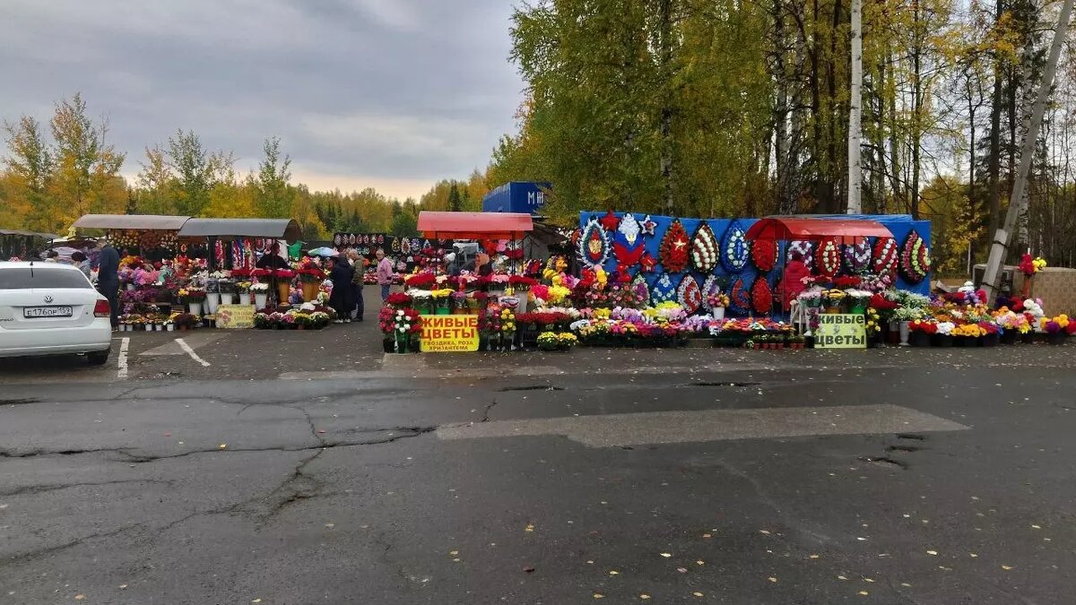     В Перми около кладбищ могут исчезнуть нестационарные торговые точки по продаже ритуальной атрибутики и памятников. Предпринимателей уже предупредили, что им придется закрываться.