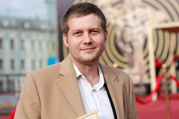    Корчевников - успешный журналист и шоумен