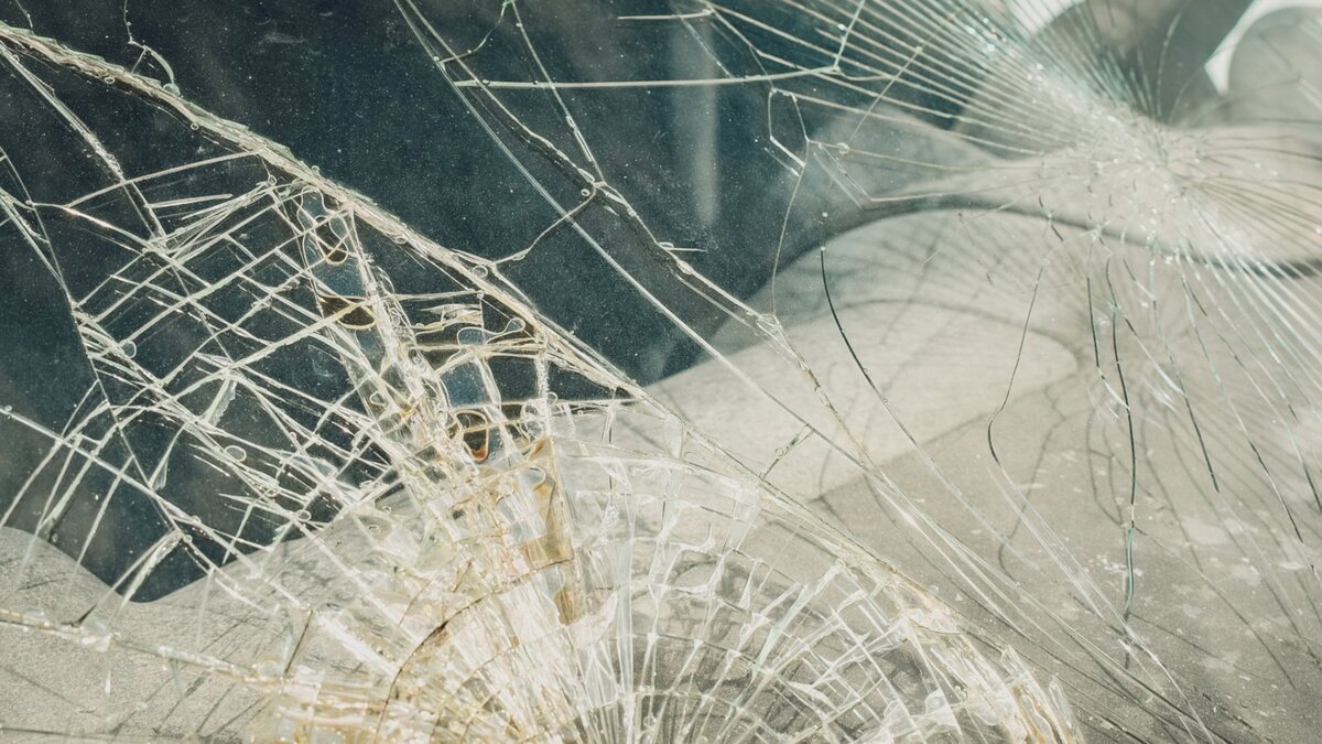     Водитель кроссовера «Эскудо» на полном ходу въехал в стоявший самосвал и погиб в Надеждинском раоне Приморья. В связи с этим специалисты перекрыли дорожное движение на одной полосе.