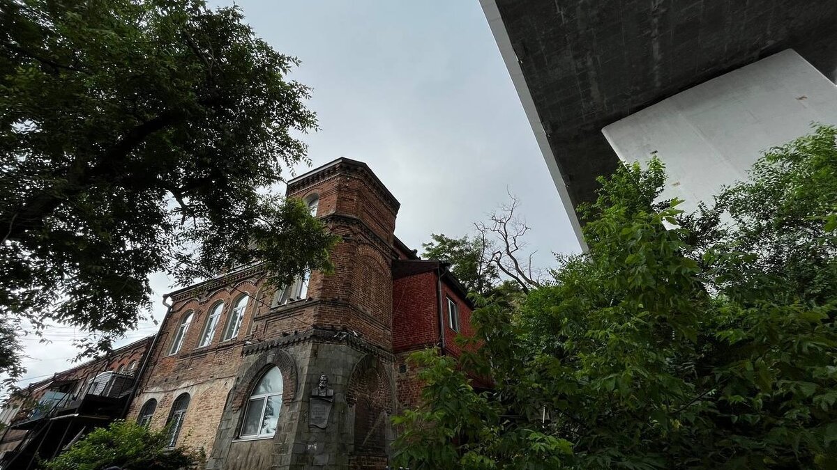     В конце прошлой недели Владивосток чуть не остался без памятника истории и архитектуры регионального значения. Чудо спасло Дом известного общественного деятеля Владивостока Николая Соллогуба, расположенного по адресу: ул. Пушкинская, 7 от масштабного пожара. Однако, он может повториться еще не раз.