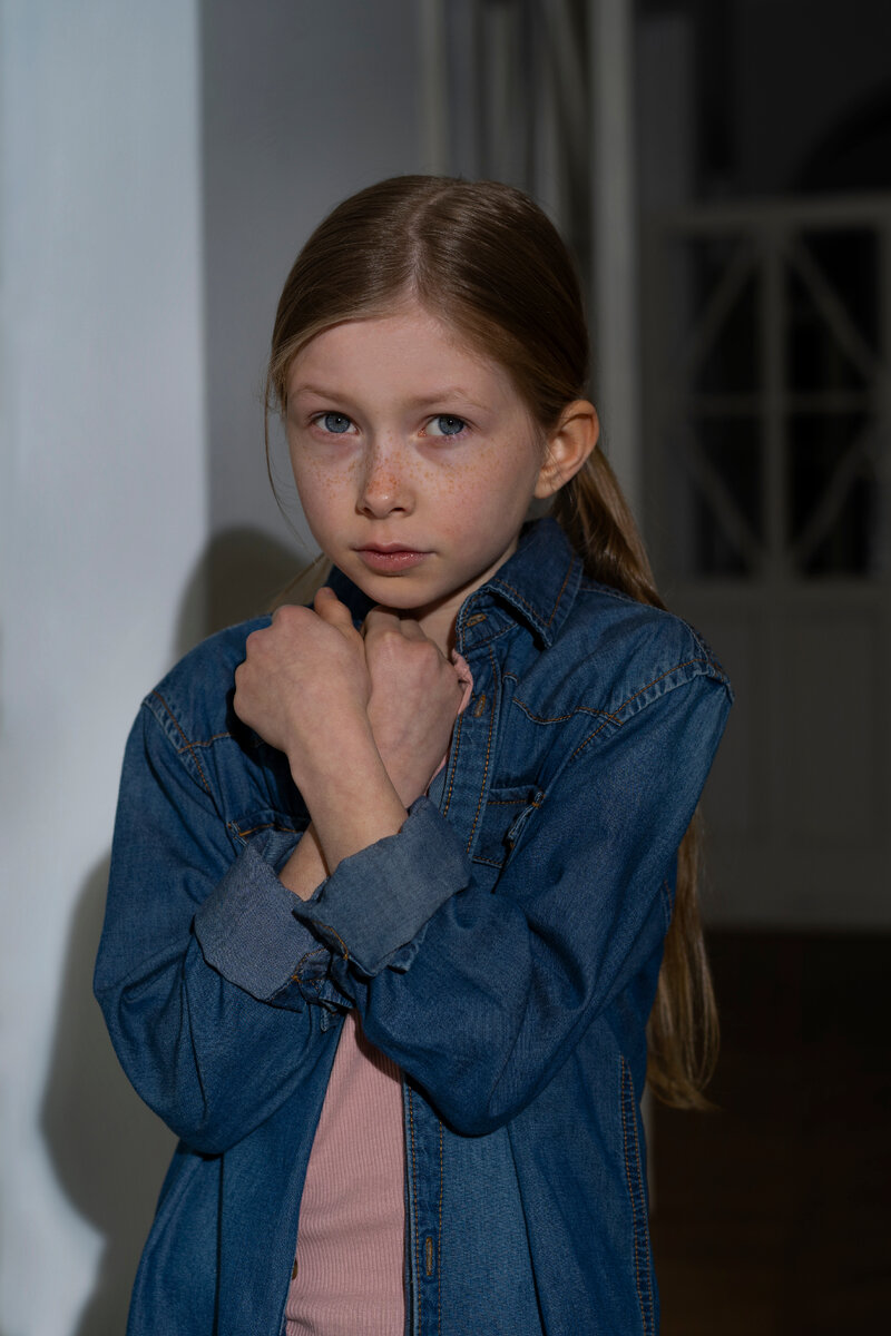 Изображение от <a href="https://ru.freepik.com/free-photo/view-of-young-child-suffering-from-abuse_39427848.htm#query=%D0%BC%D0%B0%D0%BB%D0%B5%D0%BD%D1%8C%D0%BA%D0%B0%D1%8F%20%D0%B4%D0%B5%D0%B2%D0%BE%D1%87%D0%BA%D0%B0%20%D0%BF%D0%BB%D0%B0%D1%87%D0%B5%D1%82&position=45&from_view=search&track=ais">Freepik</a>