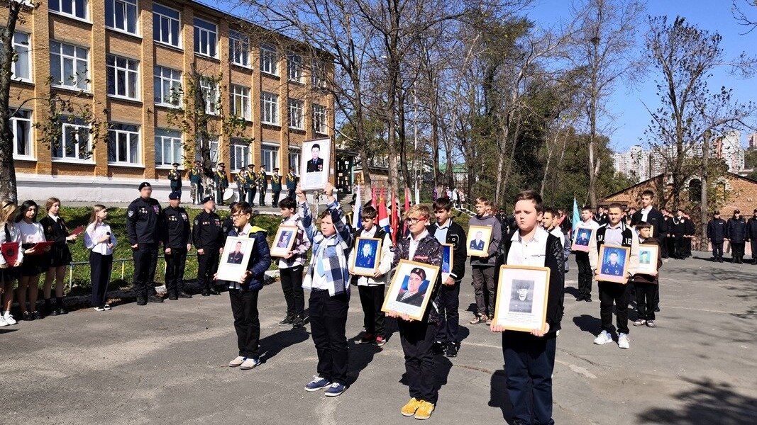     Линейка памяти прошла во Владивостоке в средней школе № 25. Педагоги и школьники вспомнили подвиг Героя России Алексея Рыбака, погибшего при исполнении служебного долга в Чеченской Республике.