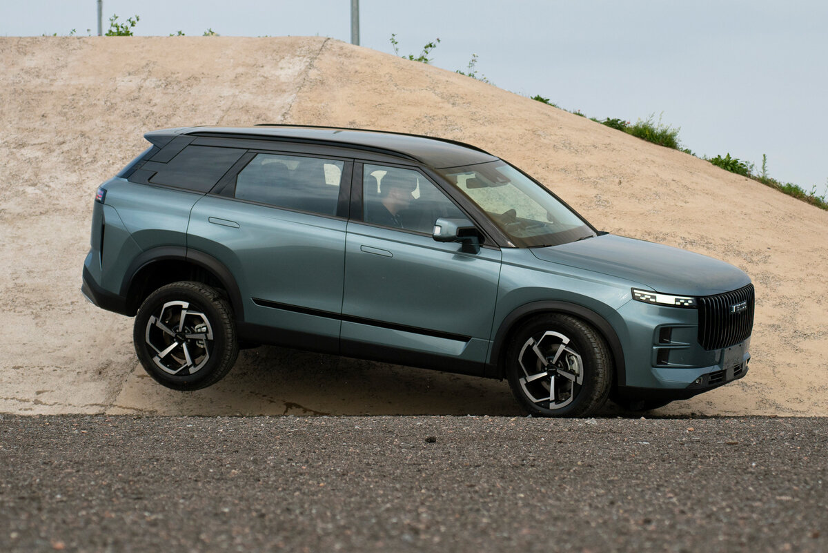    Тест-драйв Jaecoo J7 нам только предстоит. На этих фото — небольшая презентация модели на участке «учебного» бездорожья автодрома Игора Драйв   
Jaecoo